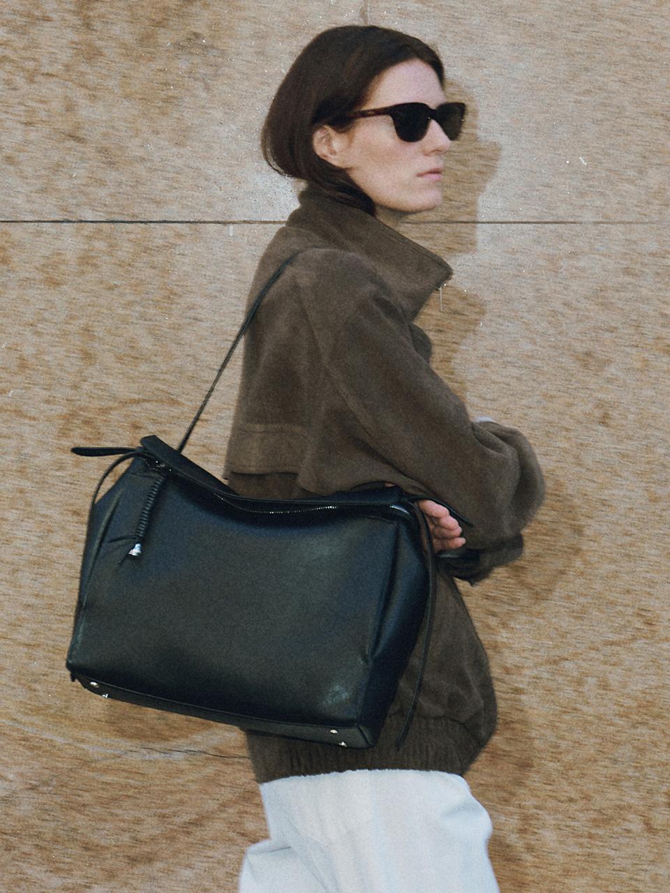 [10/31 예약배송] Trapeze Shoulder Large FA5AB343-FH