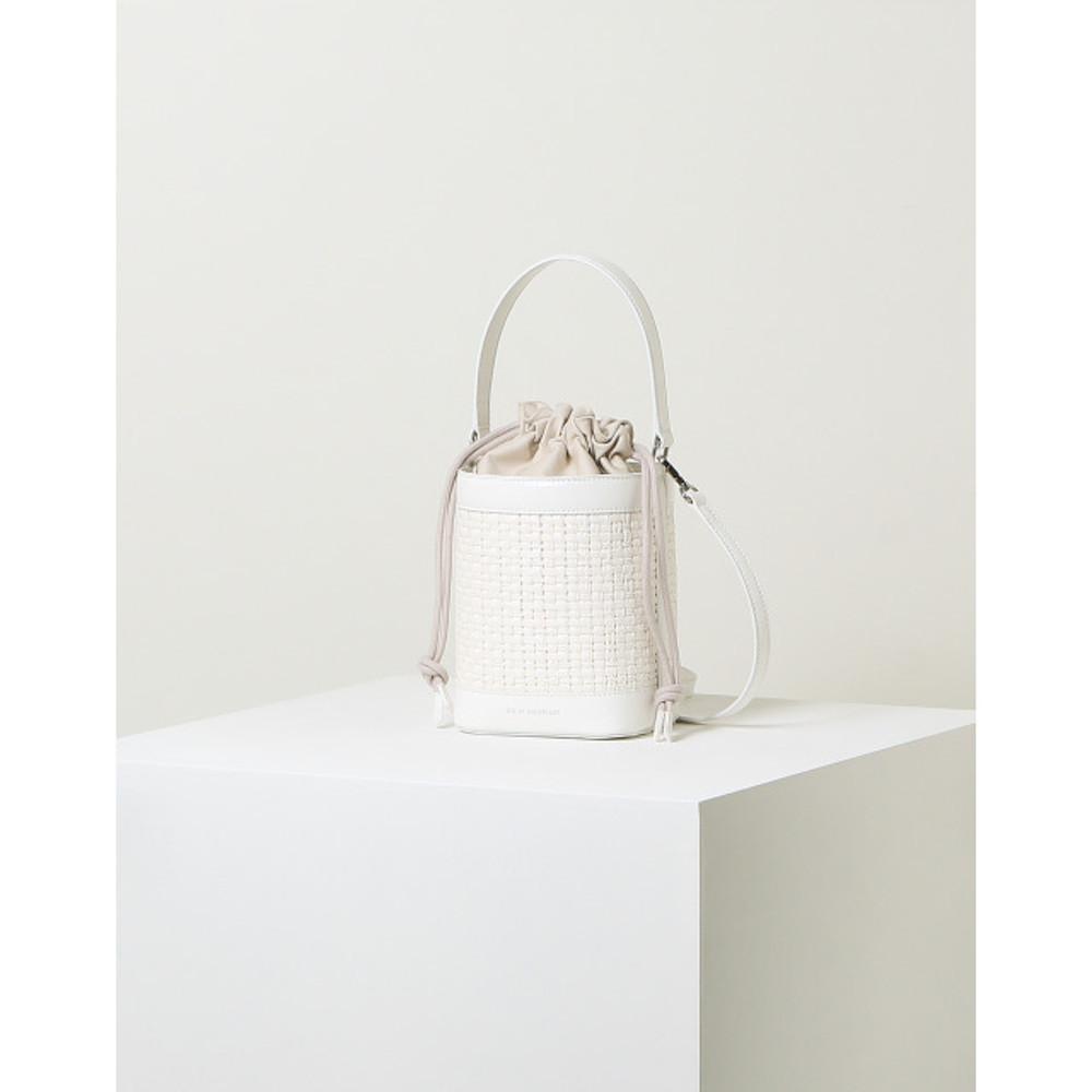 질스튜어트뉴욕  [에디] 화이트 라탄 로고 파우치 버킷백 JLBA2E652WT