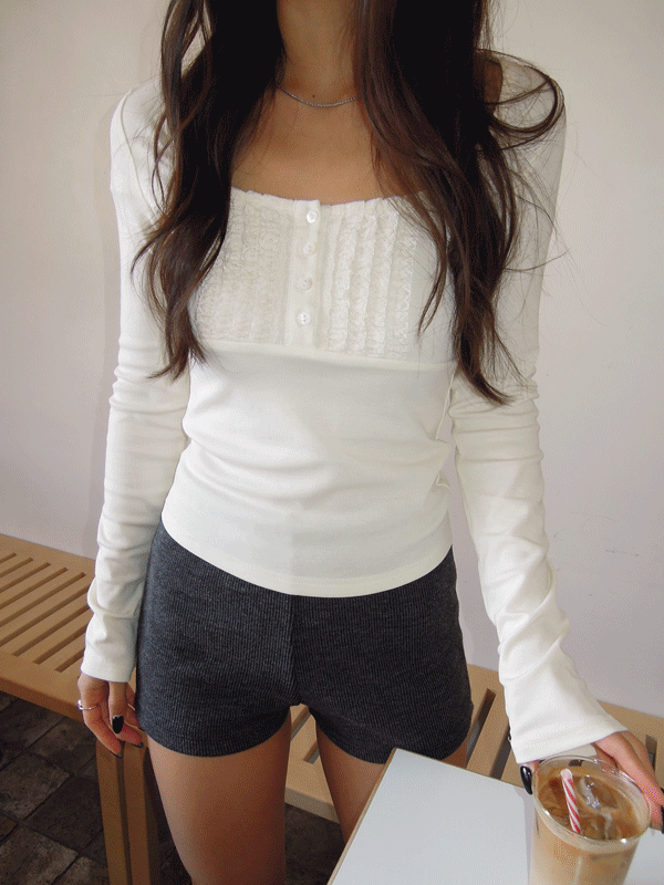 스위피 [여리핏/보정] 프릴 포인트 버튼 유넥 티 (슬림핏/셔링/데일리룩)