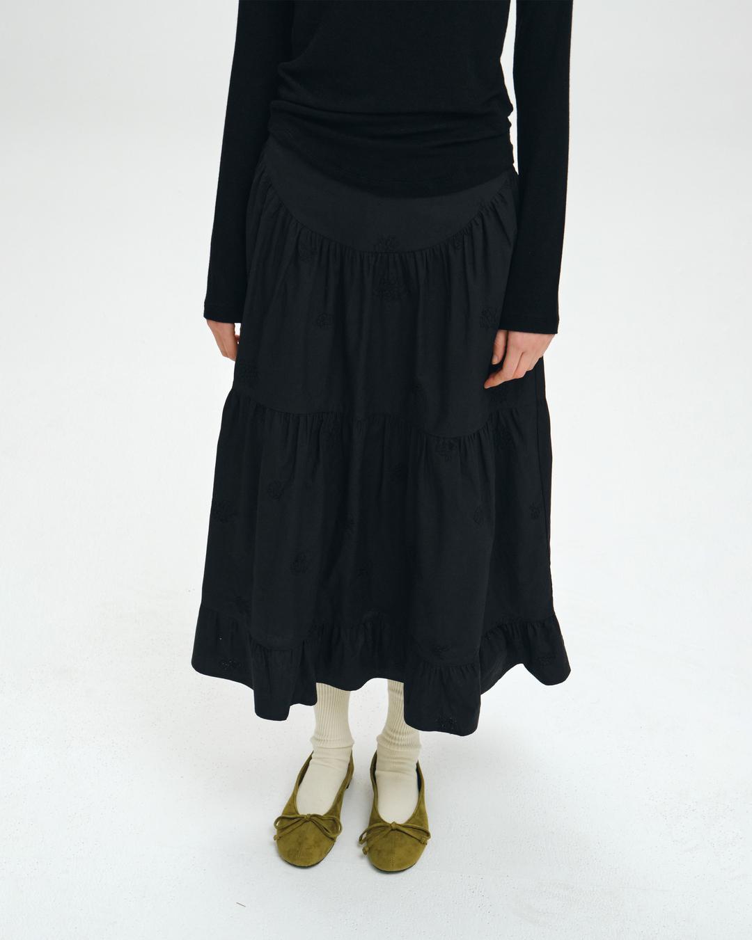 EMBROIDERED SHIRRED TIERED MAXI SKIRT / BLACK