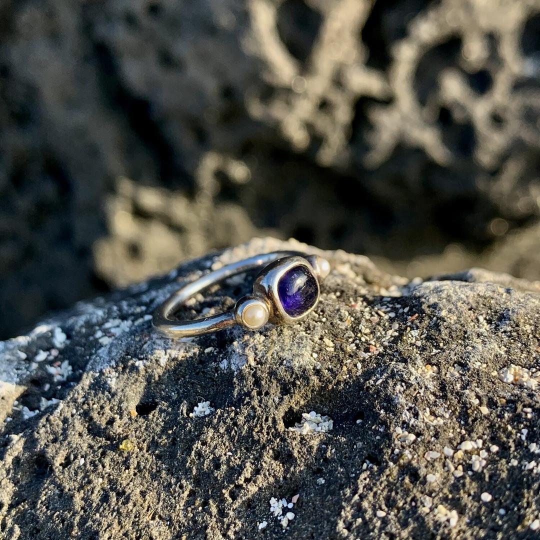mini stone & pearl ring / iolite