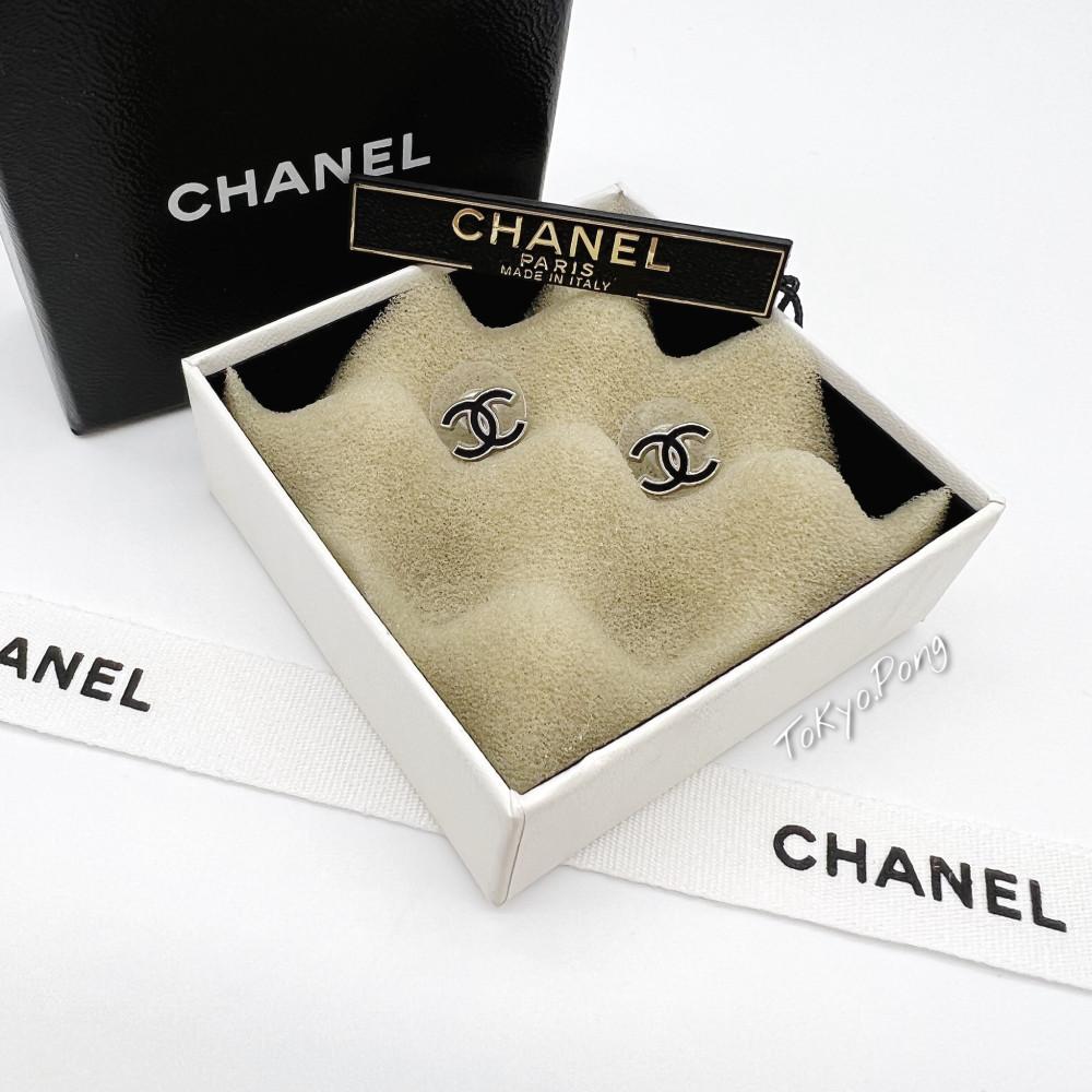 [중고]샤넬 미니 코코 에폭시 귀걸이(실버/블랙) chanel mini coco earrings