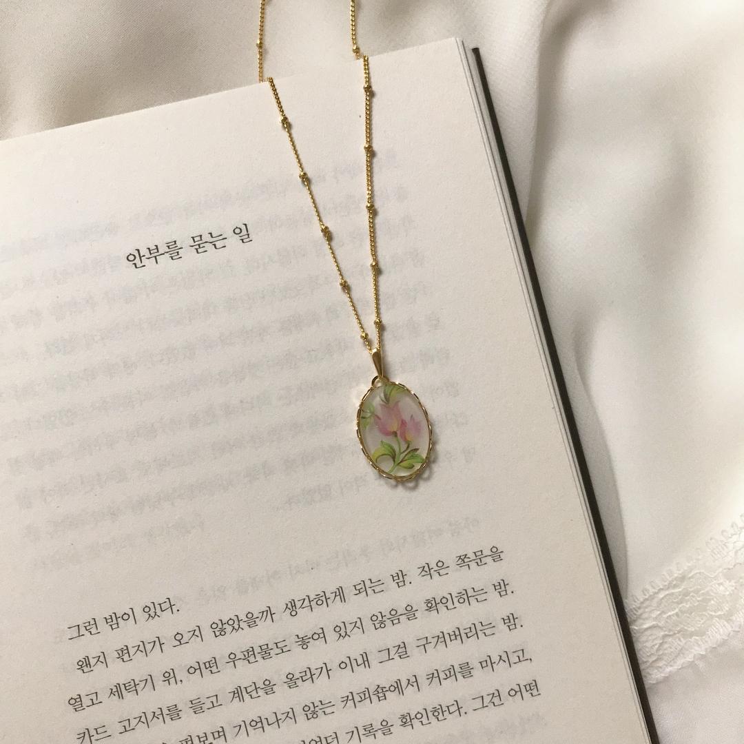 pure tulip necklace