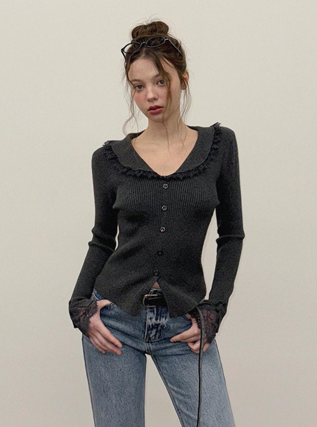 트위 [3/23 순차출고] 베론 카라 레이스 플라워 버튼 긴팔 니트