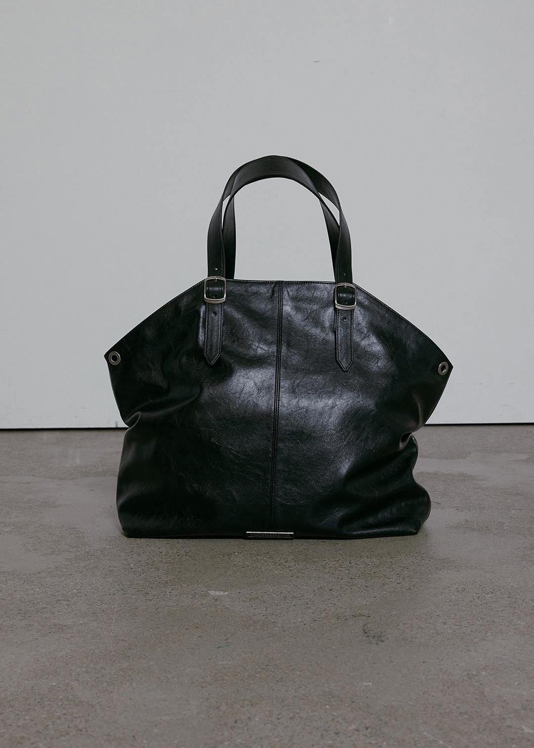 [ 순차 발송 11/14 ~ ] BELTED SHIRRING LEATHER SHOULDER BAG, BLACK