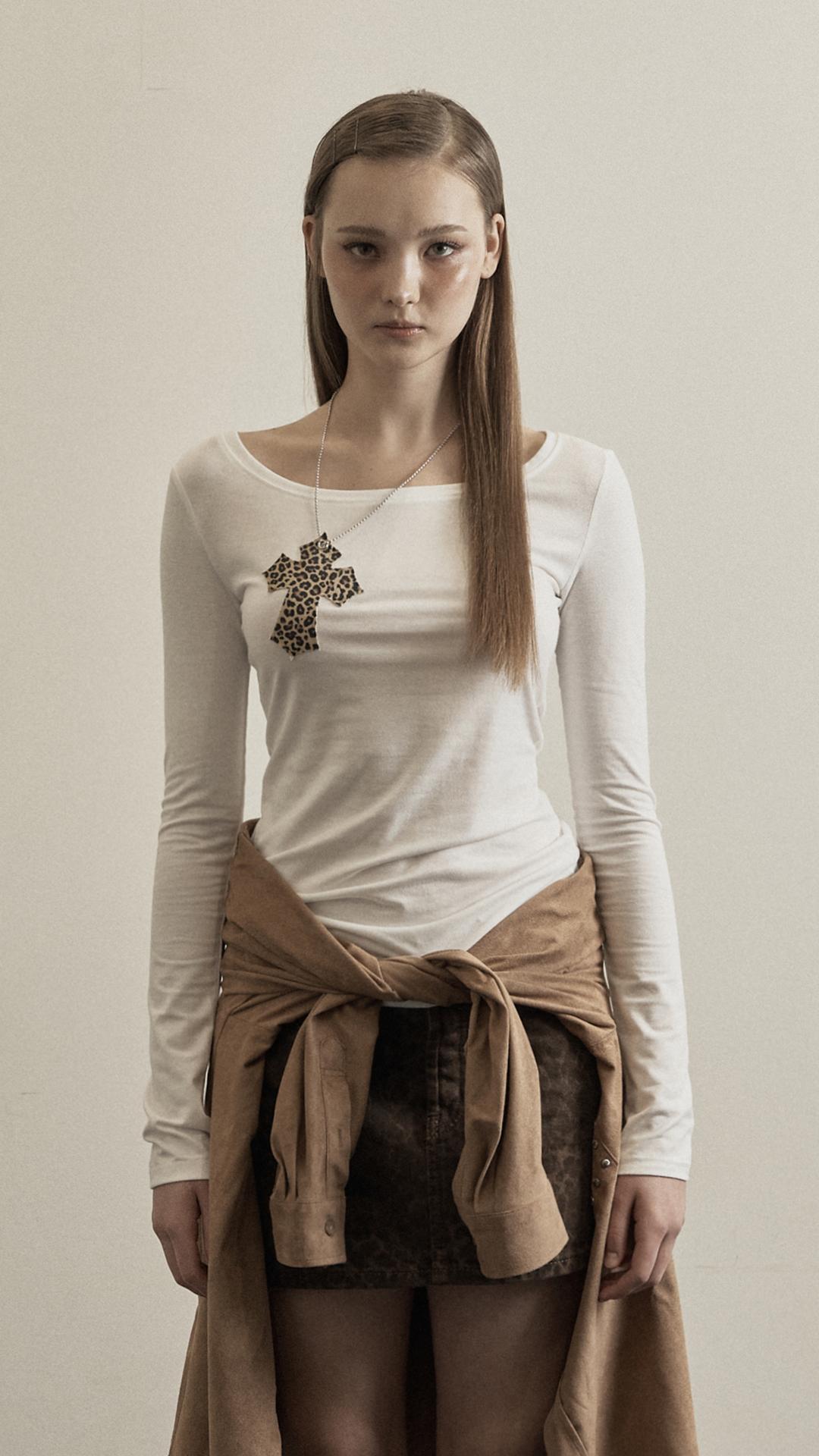 WHITELEOPARDCROSS NECKLACE TOP