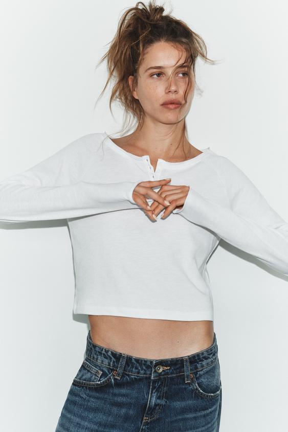 버튼 라운드넥 티셔츠