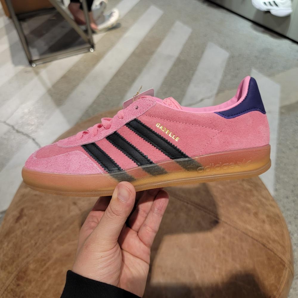 아디다스 가젤 인도어 블리스 핑크 검솔 우먼스 IE7002