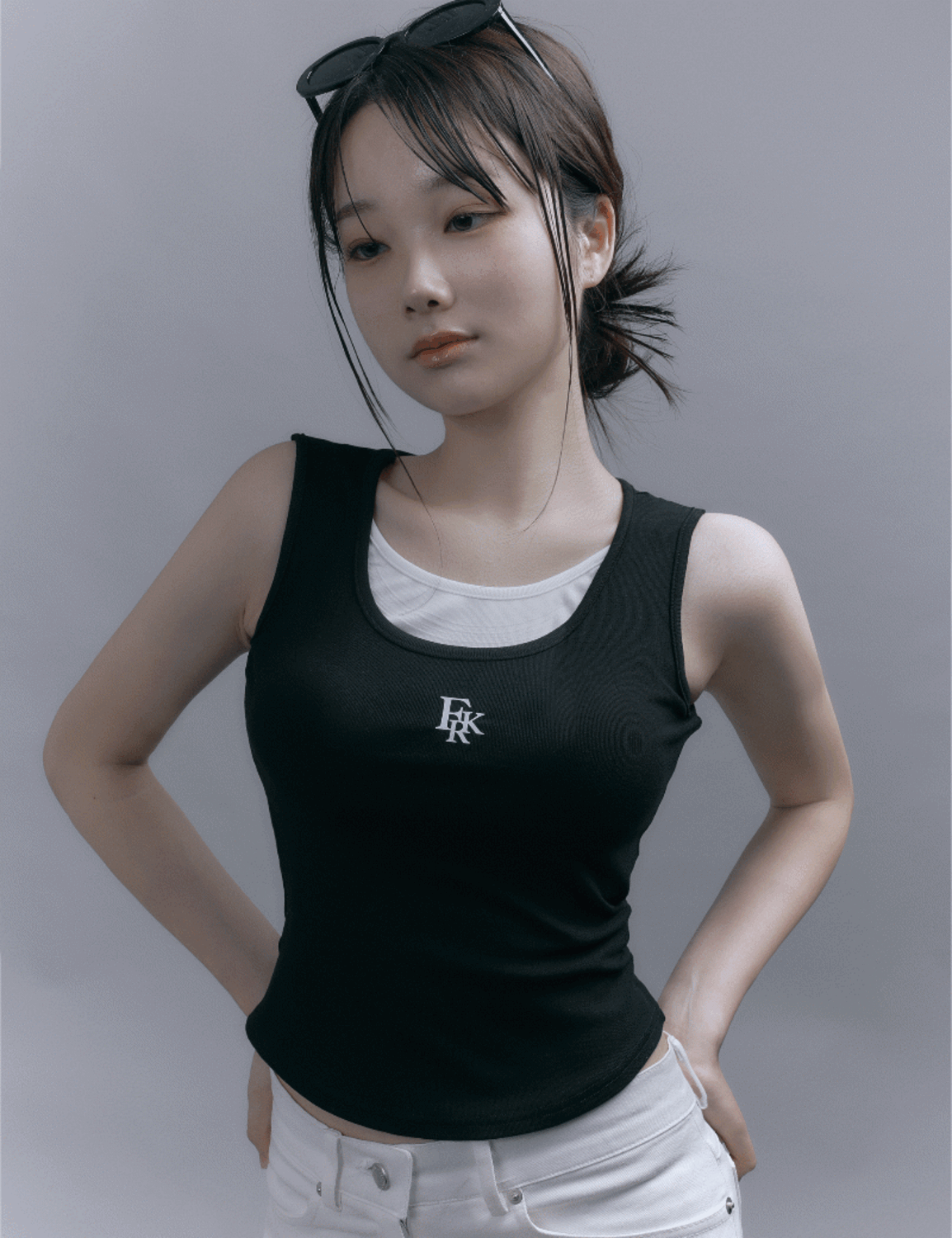 [MADE]  시그니처 로고 배색 레이어드 라운딩 크롭 슬리브리스 탑  (캡 내장)