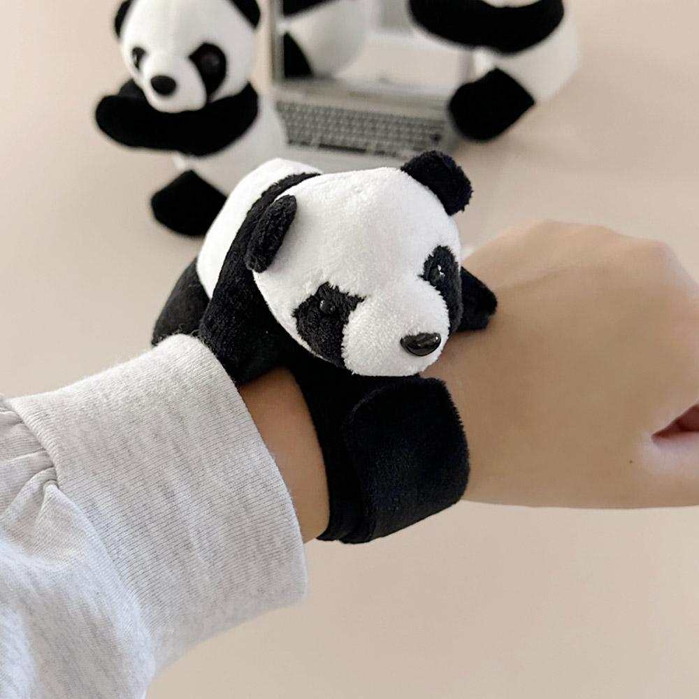 껌딱지처럼 붙어있는 판다 인형 손목 팔찌