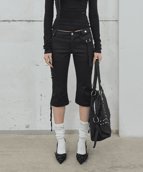 Waist Pocket Capri Pants / Black