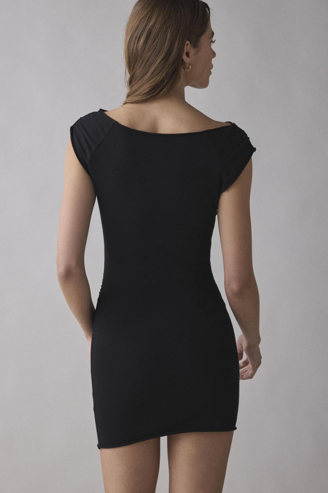 UO 리사 보트넥 반팔 저지 니트 미니 드레스