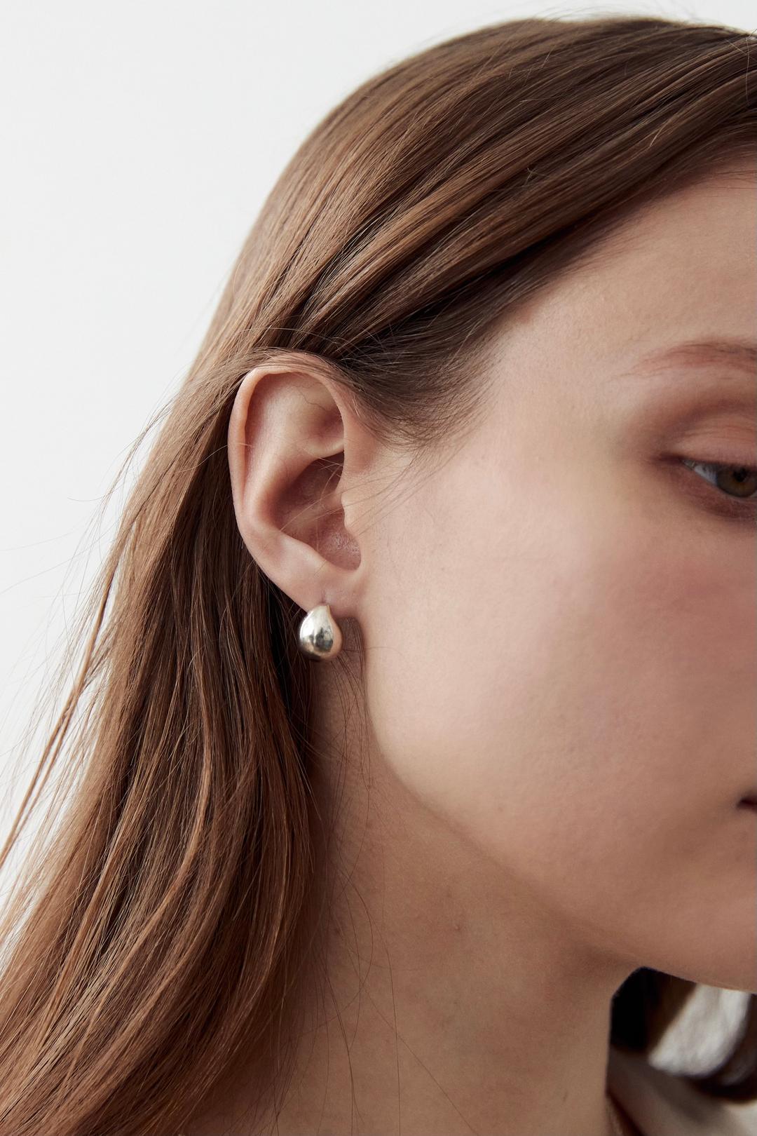 Comma earring