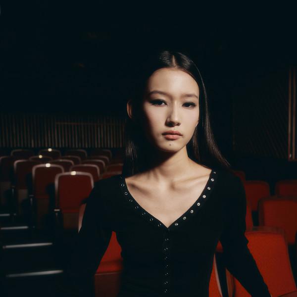 스냅 네크라인 롱 슬리브 [블랙]