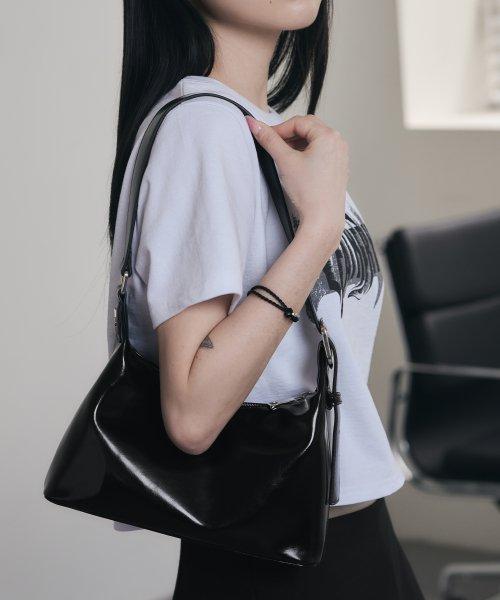퓨즈 글로시 컴팩트 숄더백 [BLACK]