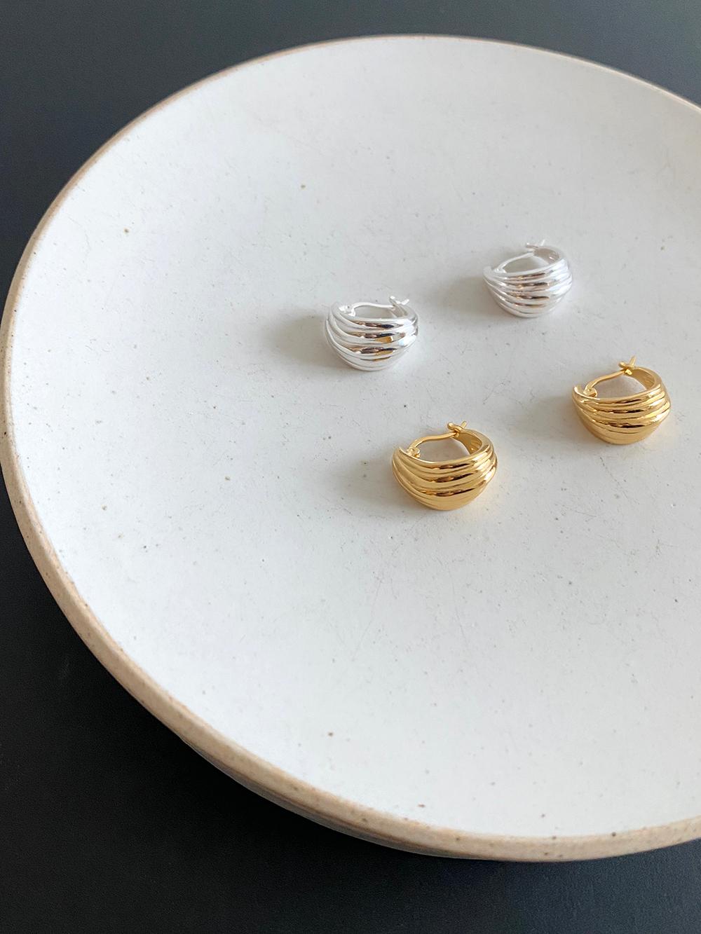 croissant earring (골드색상 2/27일출고)