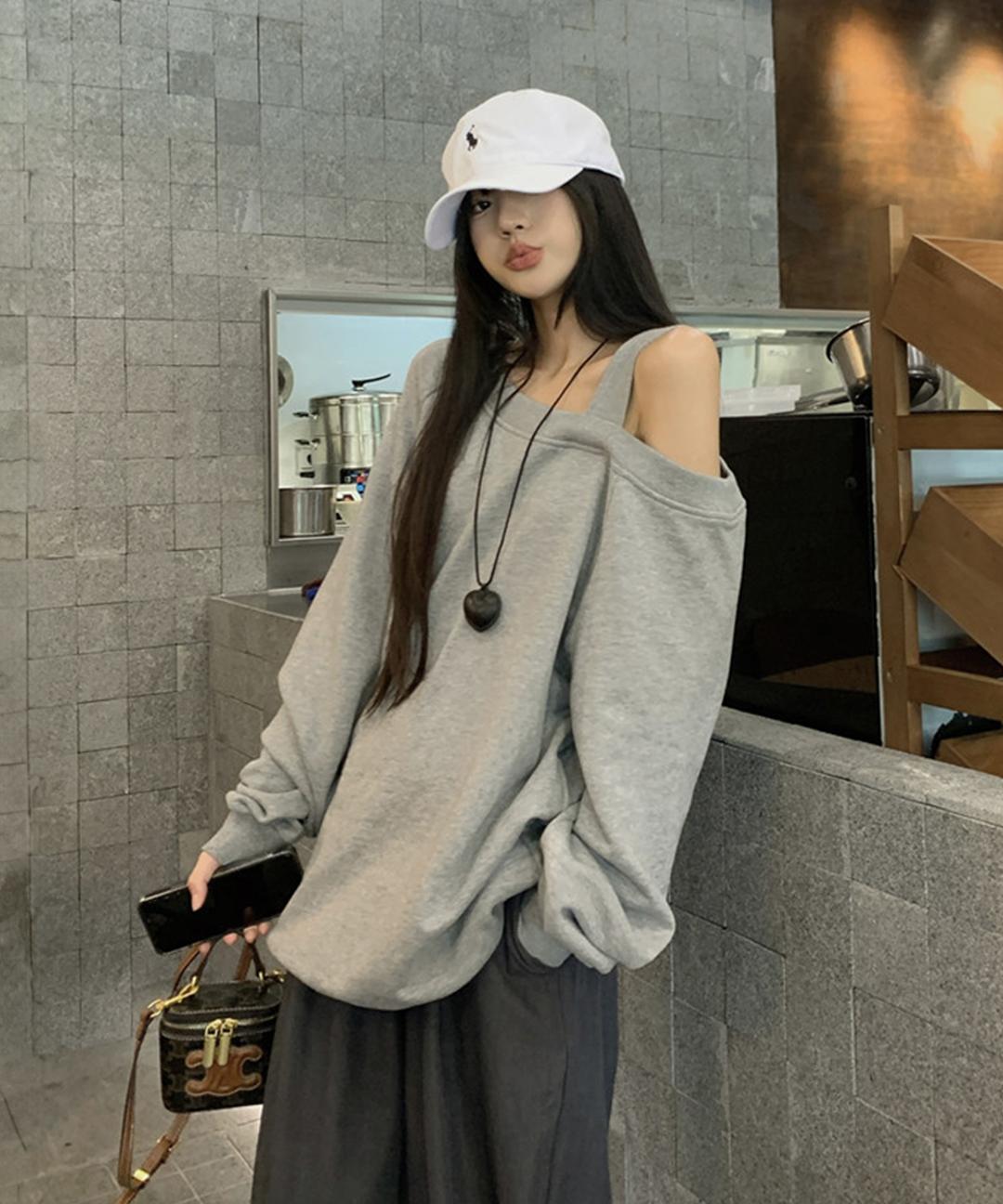 로스트체리 [힙무드&루즈핏] 노엘 언발 오프숄더 스트랩 맨투맨 스웻셔츠