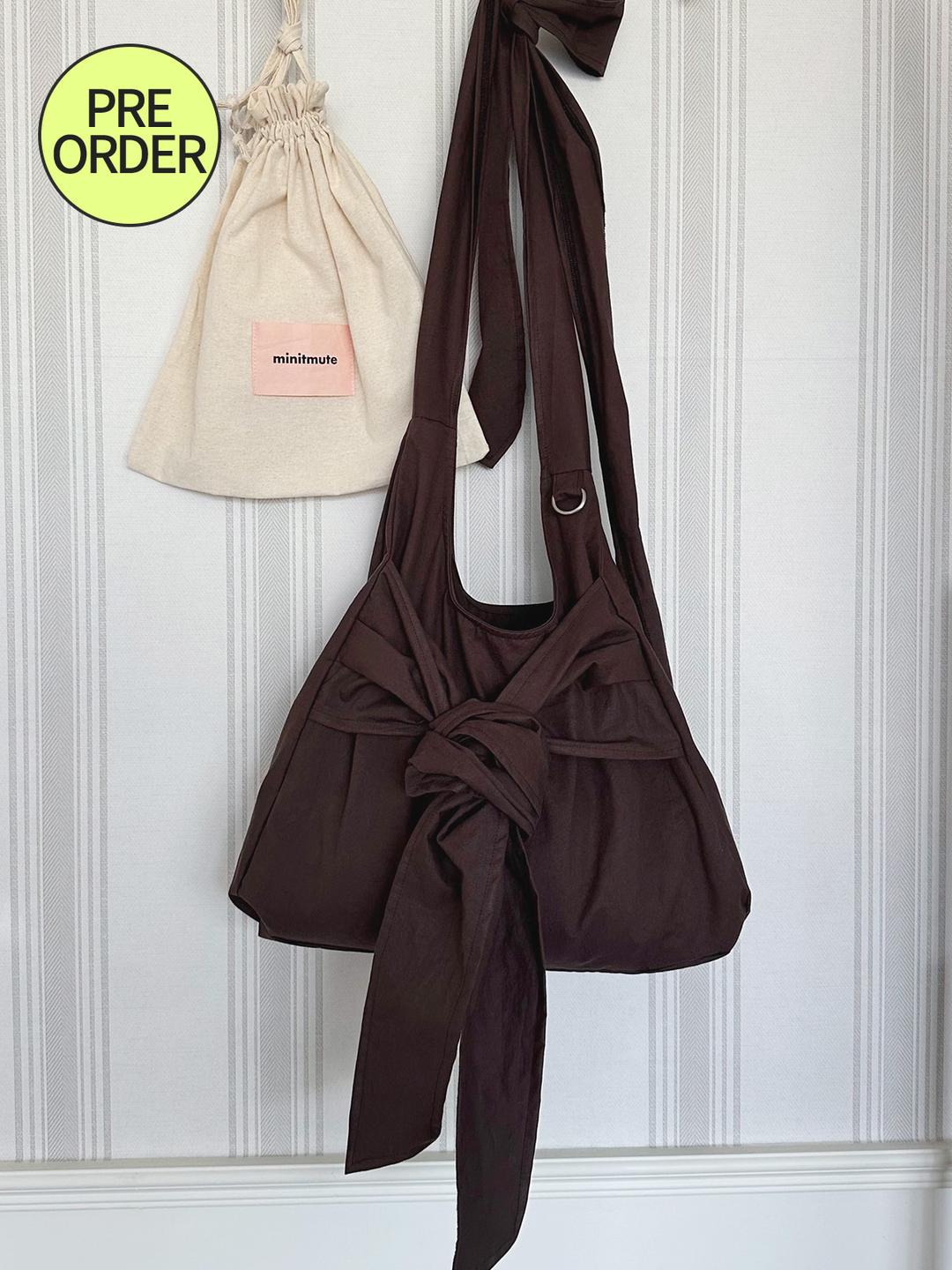 [프리오더 ~06.01] tie corss bag (BROWN)