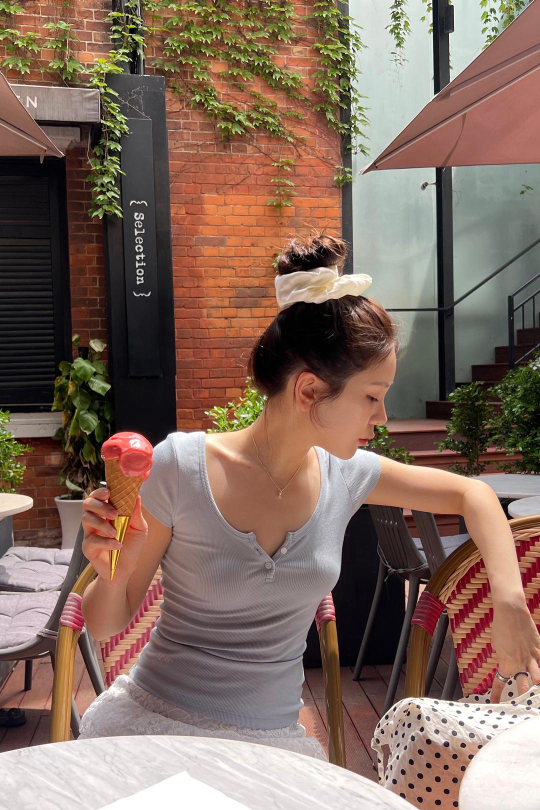 리브어리 - BREEZE BUTTON TEE (SKY BLUE)