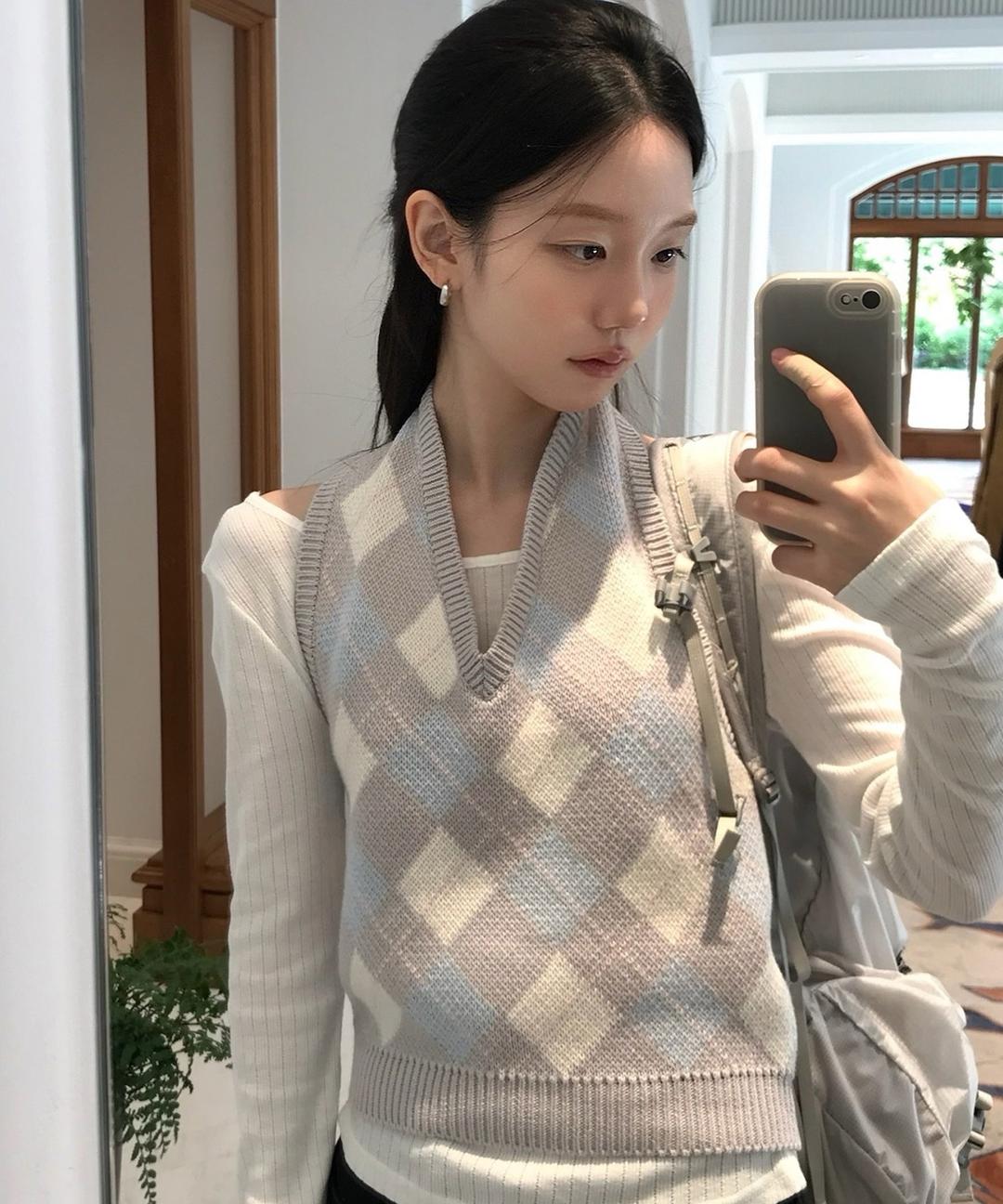 레터프롬문 [아이브 안유진, 태연 착용] 홀터넥 아가일 울 베스트 ( 3 colors )