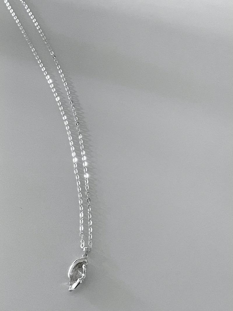 VINTAGE CALLA LILY WHITE NECKLACE