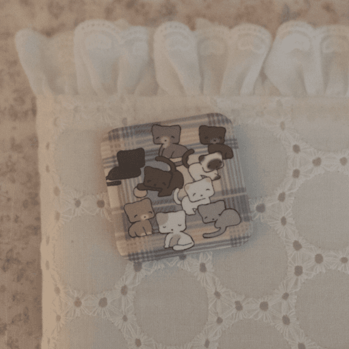 소소히히 체크 고양이 핀버튼