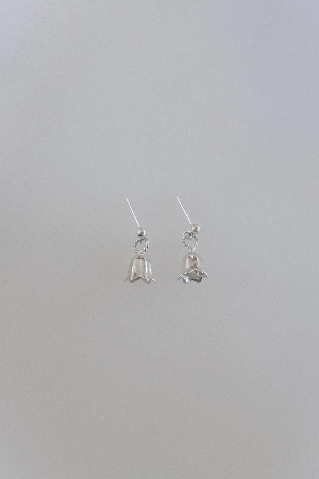 작은 은방울꽃 드롭 귀걸이 by 포 包°