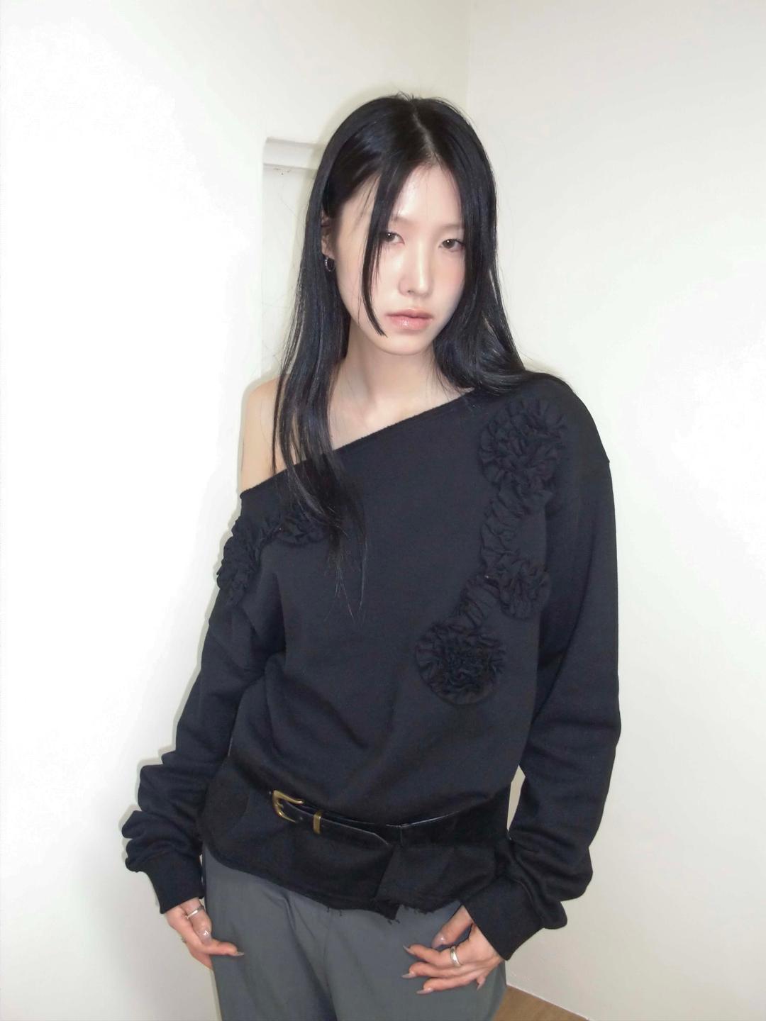 RUFFLE OFF-SHOULDER TOP_BLACK