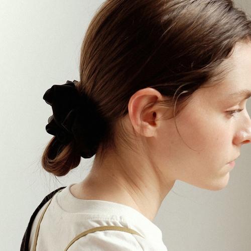 Basic Silky Scrunchie_Black