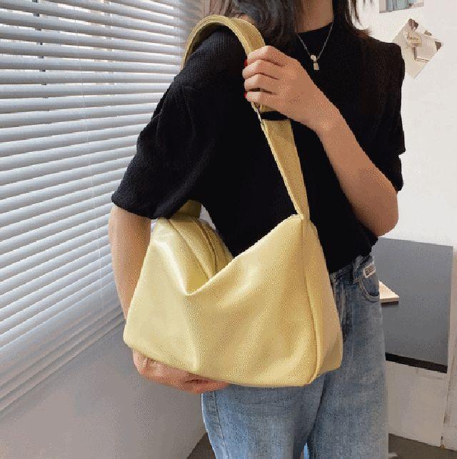 [당일 출고][3 color] 데일리 소프드 레더 숄더백 푹신한 운동 요가 필라테스 헬스 산책 가방 데일리룩 등원룩 직장인 학생 머스타드 백