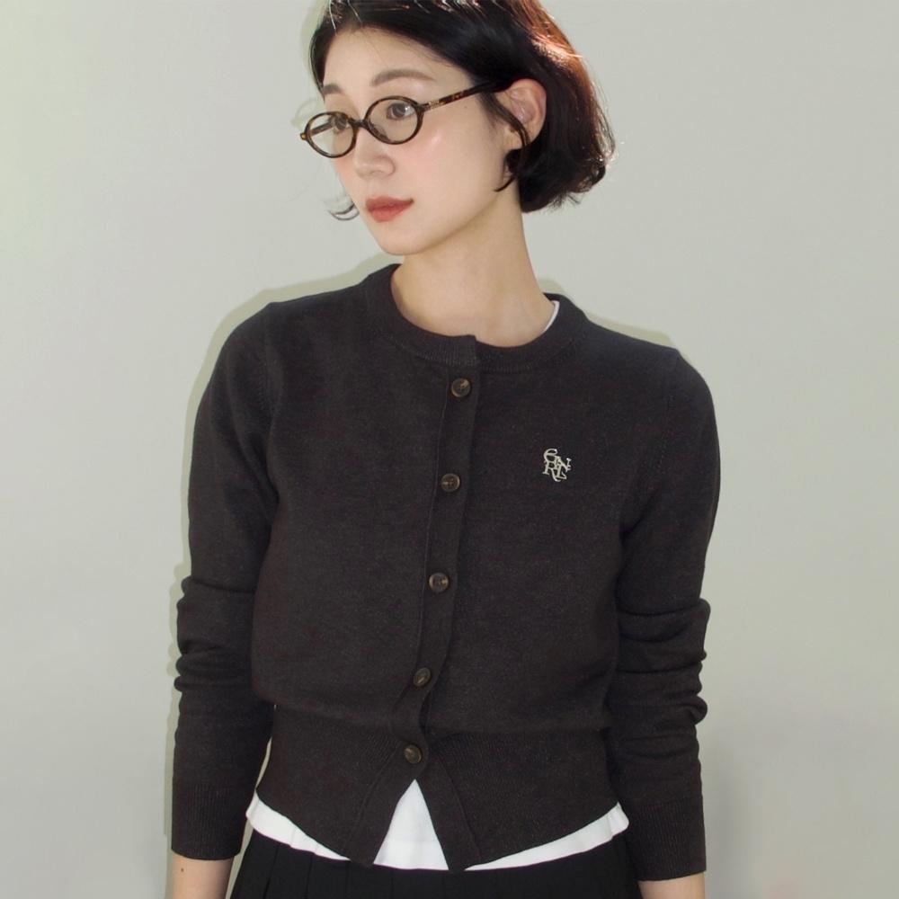 [29CM 단독] WOMAN 에센셜 크루넥 가디건 [MUD] / WBD3L04501