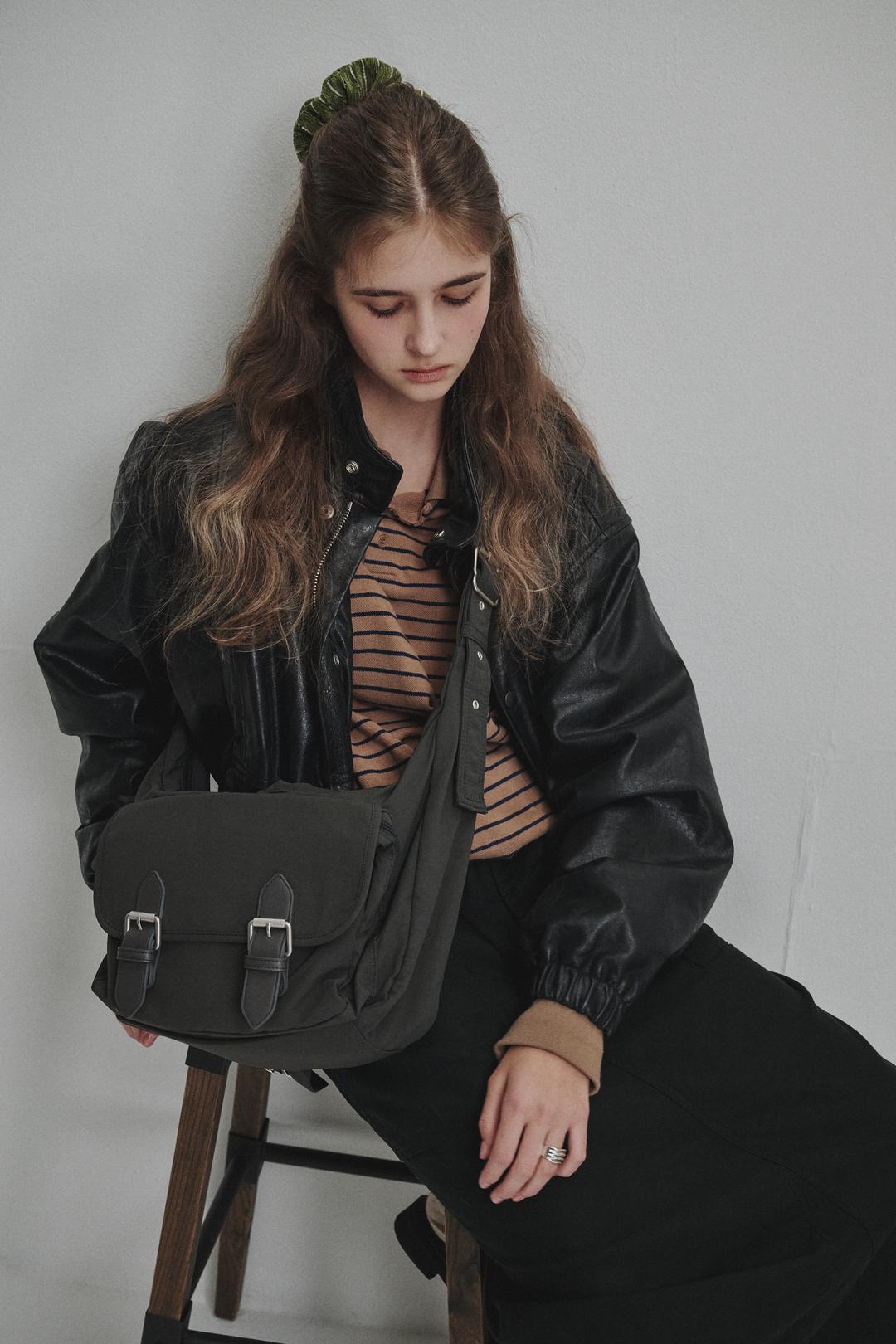 [3차 PRE-ORDER 12월 9일 출고 예정] MESSENGER BAG _ BIG (CHARCOAL)