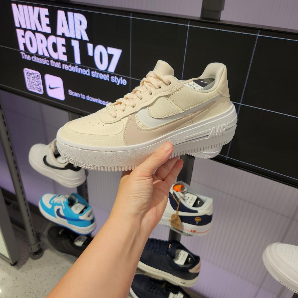 [국내매장] 나이키 에어 포스 1 플랫폼 페일 아이보리 라이트 브라운 DJ9946-107