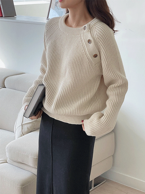 썬스페이스 사선 버튼 라운드 니트 (nt)