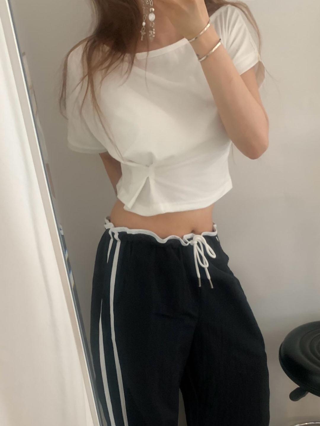 일랑 핀턱 주름 보트넥 원오프숄더 크롭 반팔티