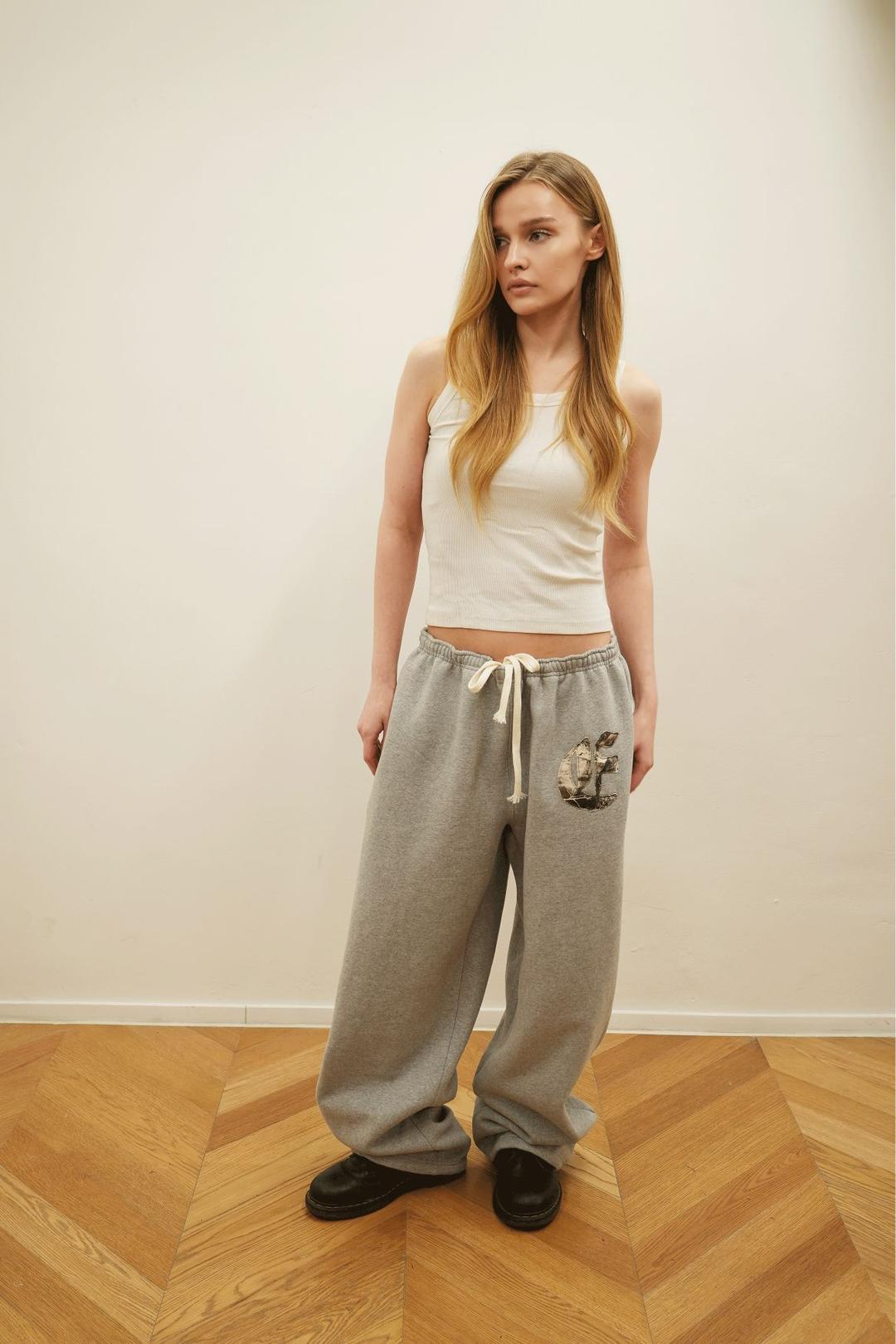 [ERTR] [NEEDLE 니들 X ERTR 콜라보] Real Tree Appliqué Jogger Pants (Grey)