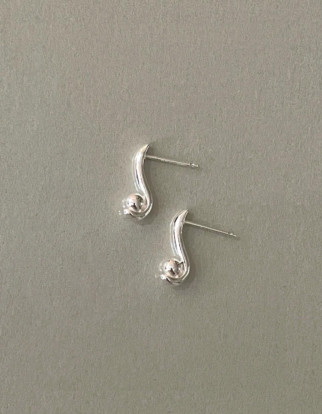 Sitting ball earring