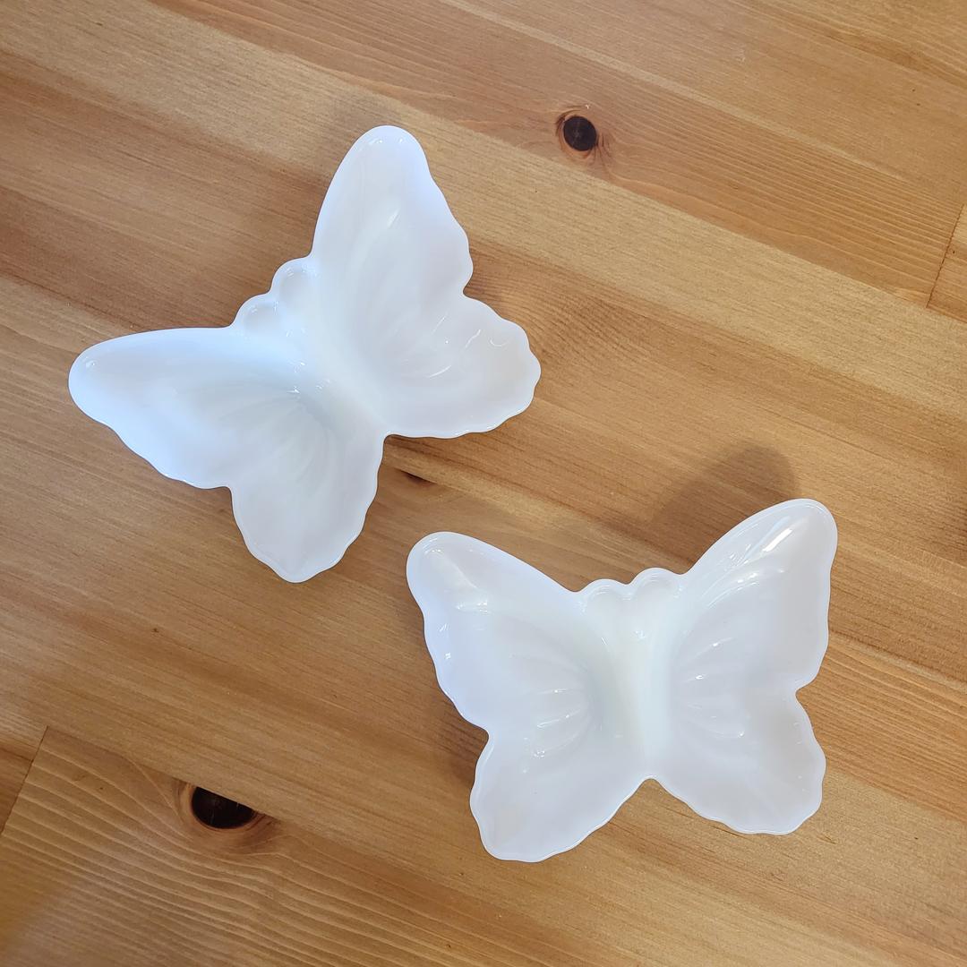 [중고] [빈티지] ﻿﻿﻿﻿미국 빈티지 ﻿AVON 밀크 글라스 나비 모양 버터플라이 쉐입의 비누 받침대 액세서리 트레이 사탕 트레이 디쉬