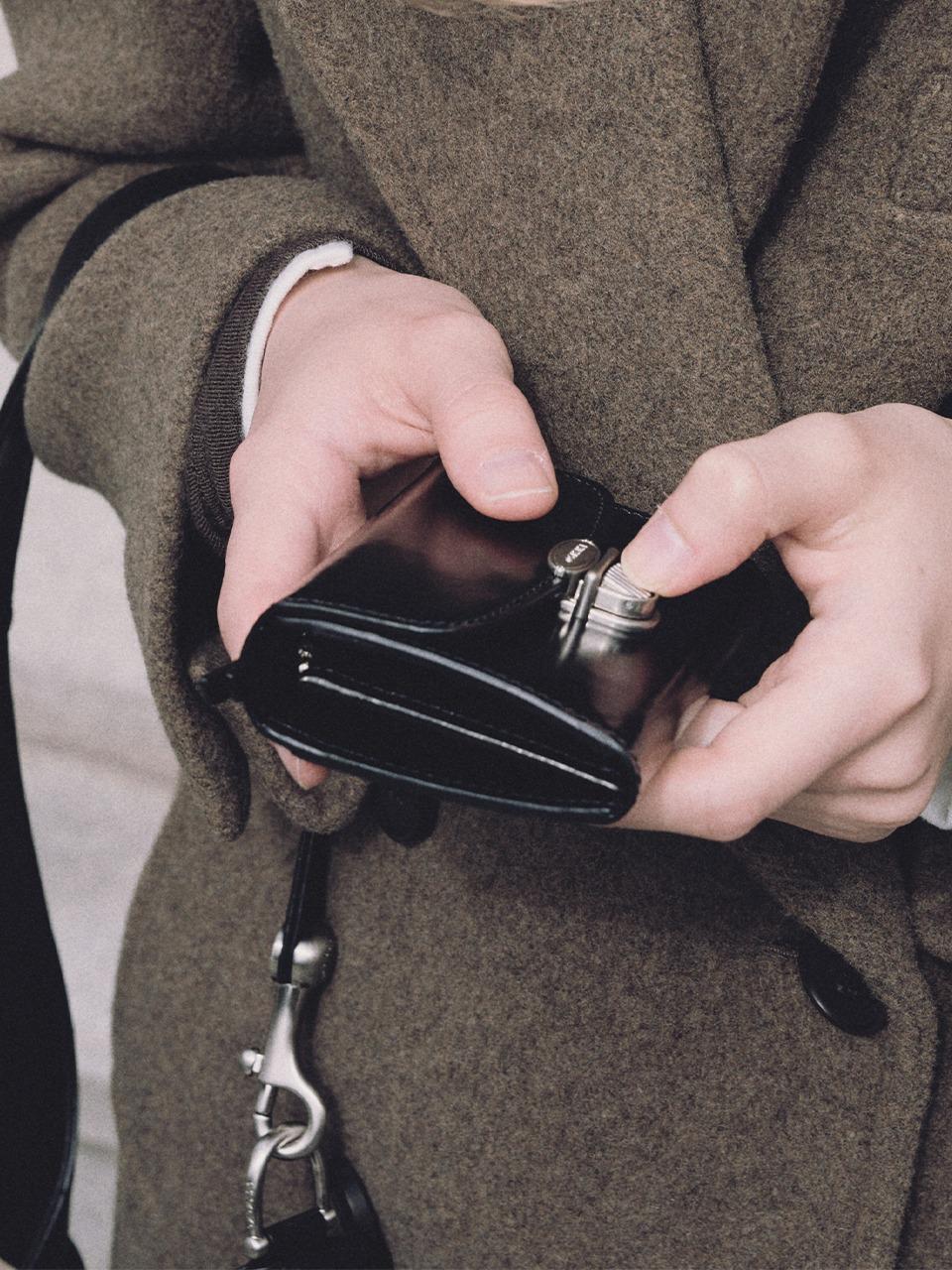 Clasp Half Wallet Black