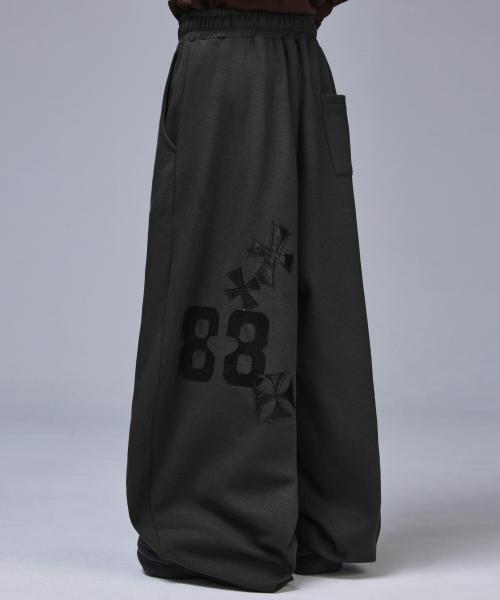 [기모원단추가]88 크로스 백 패치 스웨트 팬츠[차콜]