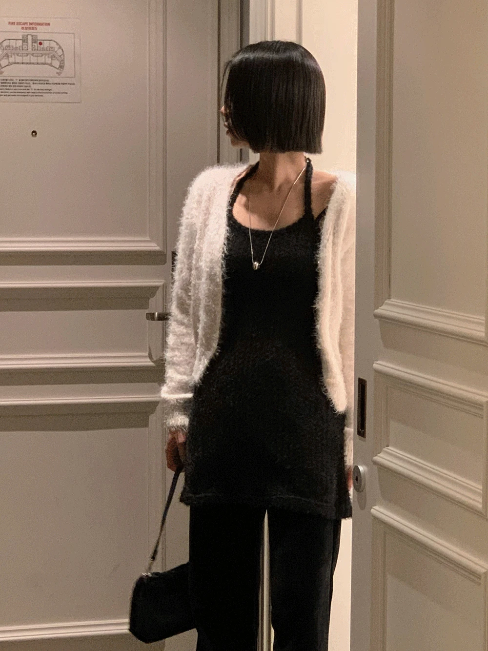 [크리스마스연말룩/뽀송퍼] 벤트 헤어리 뽀송 퍼 레이어드 홀터넥 뷔스티에 나시 리본 스트링 스판 니트 미니 원피스 (2color)