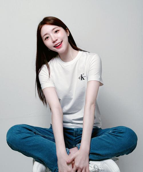 2color 여 레귤러핏 스몰 모노그램 로고 반팔 티셔츠 (화이트블랙) J218883