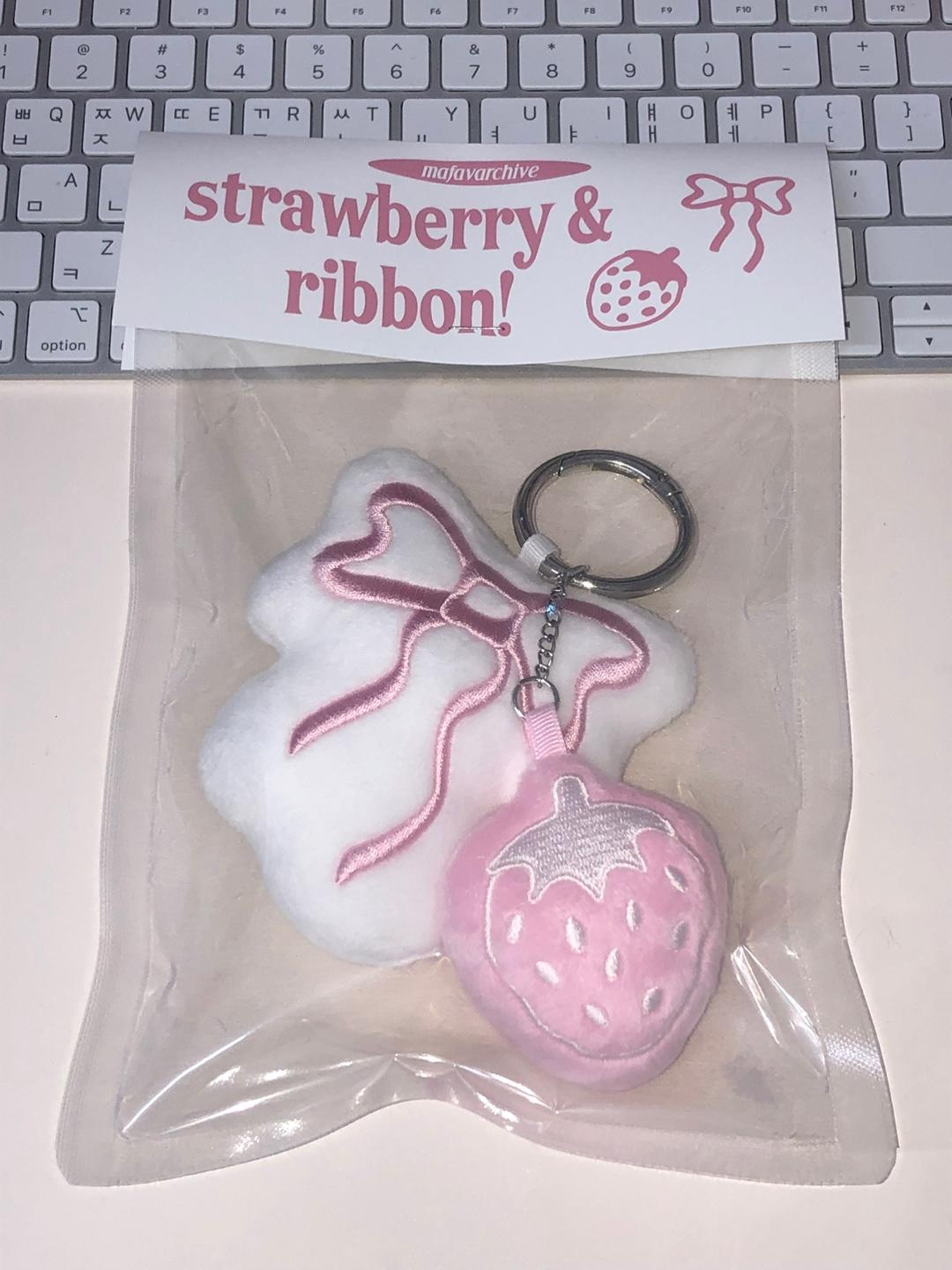 [4차] strawberibbon key chain (3 type)