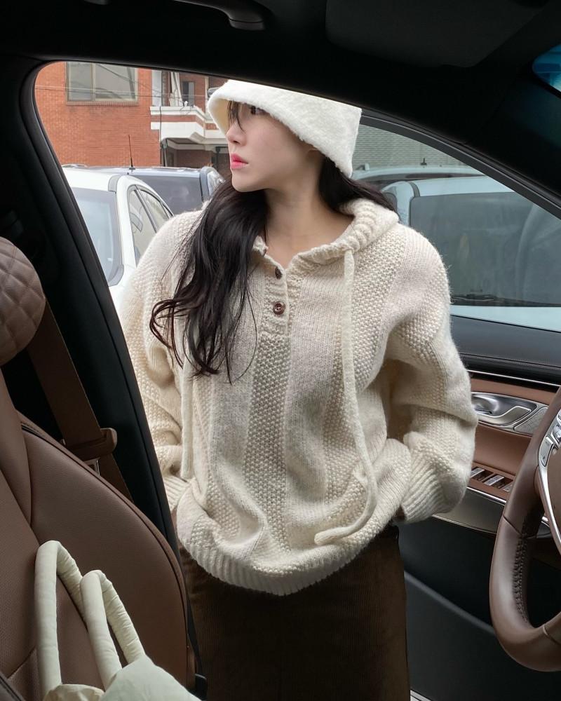 마일드 도톰 후드넥 짜임 니트 단추 스웨터