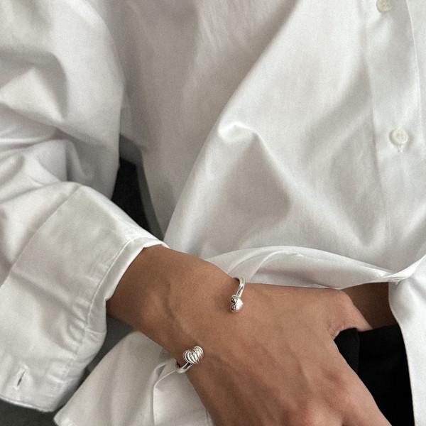 SHELL HEART OPEN BANGLE