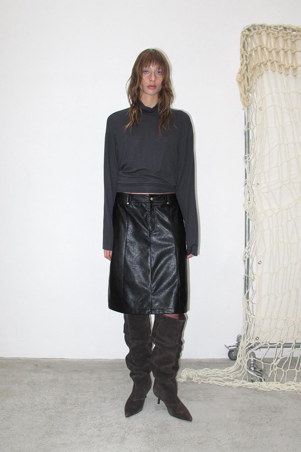 RIVET POCKET MIDI SKIRT, BLACK