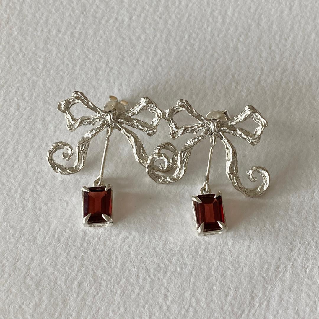 Bow Earrings - Garnet