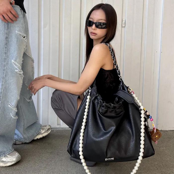 CHAIN SHOULDER BAG BLACK
