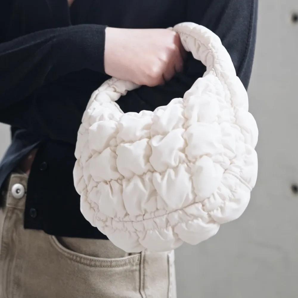 [당일출고] COS 코스 퀼티드 미니백 마이크로 구름빵 퀼팅백 초미니백 구름 가방