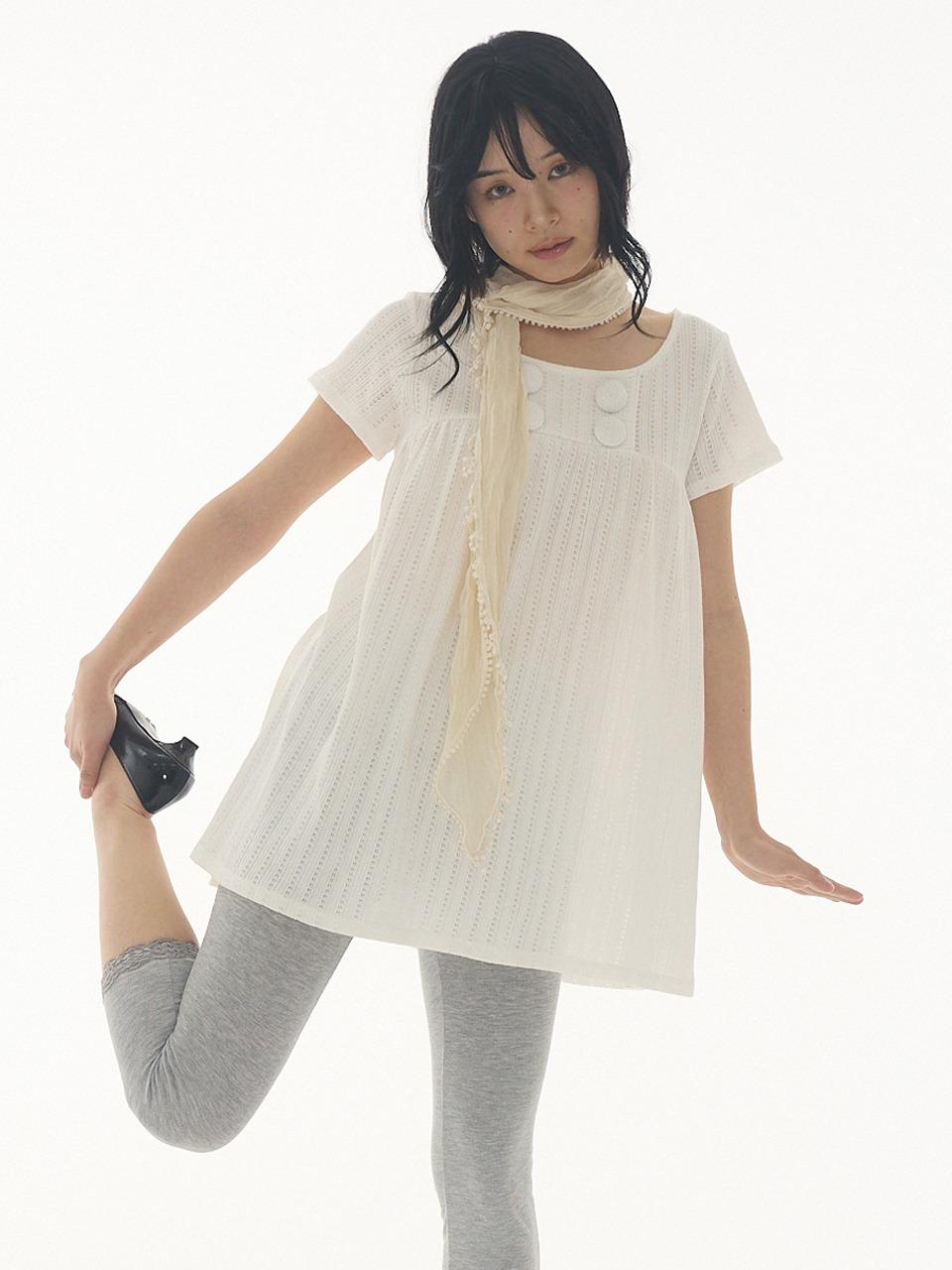 [3월 9일 예약 배송] EMILY BUTTON TOP IVORY